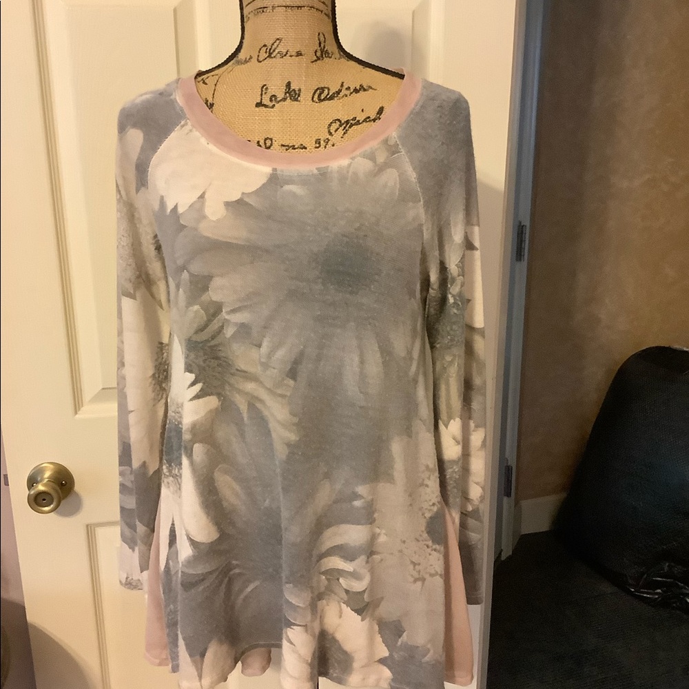 Beautiful soft pink & gray long long floral sweater!